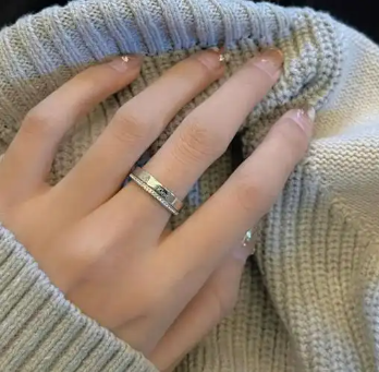 已婚妇女左手中指戴戒指什么意思？女人左手中指带戒指的多种含义